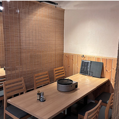 木目を基調とした空間に簾で仕切った半個室風の4～8名テーブル席を2つご用意しています。落ち着いた雰囲気の中で、ゆったりとお食事を楽しんでいただけます♪ご家族やご友人とのお食事に最適です。