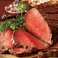 当店のステーキは「十勝牛」を使用。霜降りと赤身のバランスが良く、好みと言われています。噛むほどに脂の旨みがじわっと広がり、ステーキ向きのお肉として知られています！