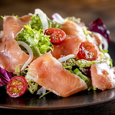サーモンのフュメ ベビーリーフのサラダ