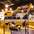 本格的なラジコン(RC)重機の操作が楽しめます。シャベルカーで土砂をすくい上げ、ダンプカーで運んだり、ブルドーザーで地形を整えたり、かなりリアルな体験ができます。お子様連れ歓迎なので、ご家族でも安心してご利用ください。