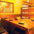 【テーブル席：6名様】テーブル席は6名様でのご利用が可能。明るい照明と柔和で落ち着いた雰囲気の中に佇む、木目が特徴的なテーブル席は、友人同士やご家族様でのお食事の際にも人気のお席です。開放的な空間と広々としたスペースが特徴で、お子様連れのお客様でも快適にゆっくりとお食事と会話をお楽しみいただけます。