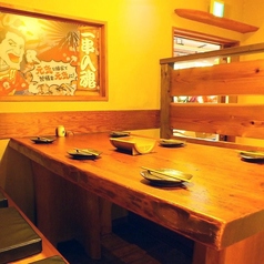 【テーブル席：6名様】テーブル席は6名様でのご利用が可能。明るい照明と柔和で落ち着いた雰囲気の中に佇む、木目が特徴的なテーブル席は、友人同士やご家族様でのお食事の際にも人気のお席です。開放的な空間と広々としたスペースが特徴で、お子様連れのお客様でも快適にゆっくりとお食事と会話をお楽しみいただけます。