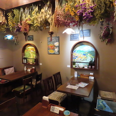 懐かしさを感じる落ち着いた雰囲気の中に個性的なアイテムを様々飾った店内は、大人から子供まで楽しめる空間になっております。羊毛を手編みした座布団が敷いてある椅子は、フワフワしていて座り心地が良く、時間を忘れてついつい長居しちゃいそう♪使い勝手のいい2名様～4名様向けのテーブル席をご用意しております。