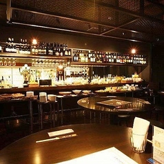 【テーブル席:50名様×1部屋】宴会におすすめ◎移動しやすいモダンなバルスペース。シックでモダンな雰囲気のバルスペースは、テーブルを繋げて最大50名様までご利用可能。自由に移動しやすいレイアウトなので、普段あまり話す機会のない方とも交流が深まります。開放的な空間で一体感を味わえるのが魅力です。