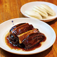 梅干菜入り豚角煮 蒸しパン添え