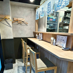 窓際のカウンター席は、お1人様～3名様までご利用いただけます。