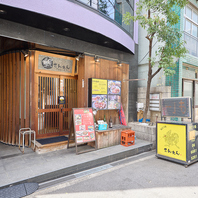 木のぬくもりある外観。扉を開ければこだわりの専門店♪