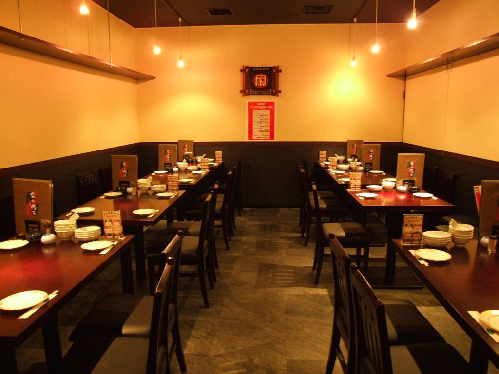 店内は広々としており、会社のご宴会などにもご利用いただけます。