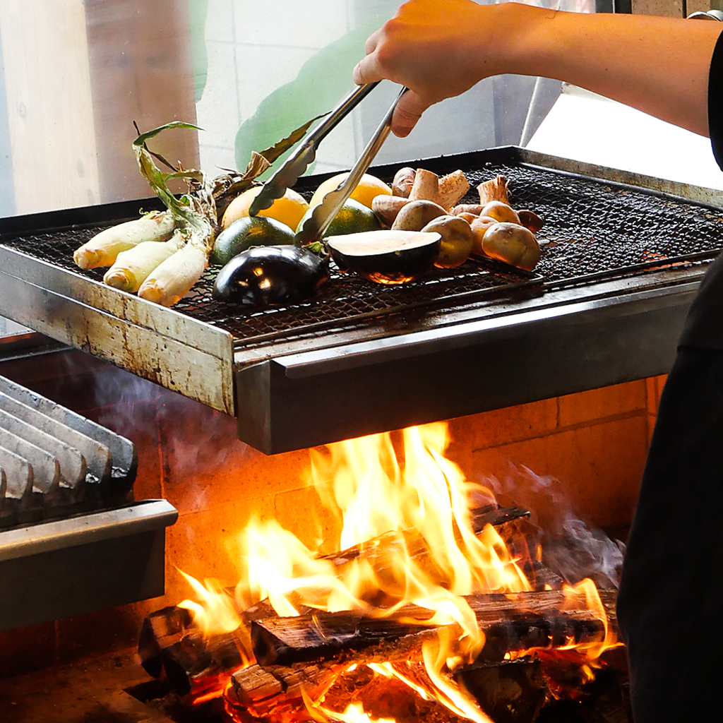 四季折々の旬の食材を薪火で焚き上げる！新ジャンル「薪火料理」を心ゆくまでご堪能ください♪