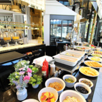 お客様好みの組み合わせでランチを決められるブッフェ形式のレストランです。ご来店毎に楽しめます。