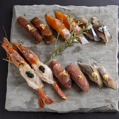 当店は、オープンカウンターを備えたカウンター席が自慢です。目の前でシェフが繰り広げる料理のパフォーマンスを楽しみながら、出来立ての美味しい料理を味わえます。カウンター席ならではの臨場感と、シェフとの会話を楽しむことができるのも魅力の一つです。