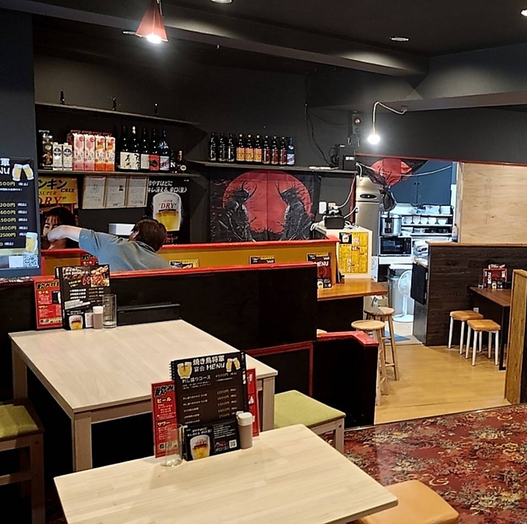 2025年9月5日オープンの綺麗な店内◎温かみのある照明の落ち着いた空間でごゆっくりお過ごしください