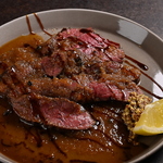 肉の旨味を閉じ込めた自慢のハラミステーキ。山椒ソースが絡んで、お酒との相性抜群の人気メニュー。