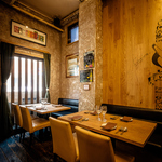 アットホームな雰囲気のダイニングフロアです☆天井高く壁沿いの席で落ち着く空間です♪