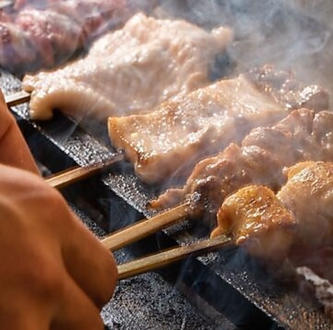 熊本県産若鶏と旨味が濃厚な福岡県糸島市産の地鶏を使用！備長炭で焼き上げる本格焼鳥