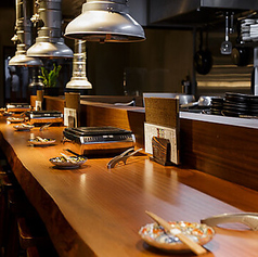 カウンター席は8席、ご用意しておりお一人様利用やカップルのデート利用におすすめとなっています。仕事帰りに自分へのご褒美として、お酒とおいしいお肉を召し上がりご来店ください!また大切な恋人やご家族とのお食事や記念日を当店をご利用ください!上質なお肉と接触でお客様のひと時を彩ります!