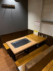 のんびりとお寛ぎいただける掘りごたつのお席をご用意しております。6名様掛け3卓を完備しておりますので、様々なシーンに最適なお席です。こだわりのもんじゃ焼きや串カツを堪能しながら、心地よい空間で素敵なお時間をお過ごしください。皆様のご来店を心よりお待ちしております。ぜひお気軽にご利用ください◎