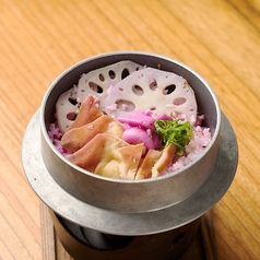 ほっき貝とれんこん、赤しそにんにくの釜飯