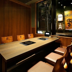 【2階掘りごたつ個室】2名様～24名様　人数にあわせて各部屋をご案内いたします。ご宴会やグループでのお集まりに最適な掘りごたつ個室席。和の趣を感じさせる広々とした空間で、足を伸ばしてゆったりとお過ごしいただけるため、長時間座っていても疲れにくく快適です。