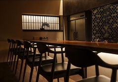 落ち着いた大人の空間。カウンター席