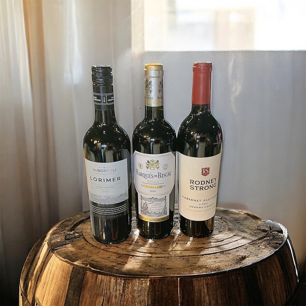 赤ワイン各国のラインナップ。グラスワインは数種類から選べるので飽きずに楽しめます♪