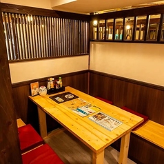 2~4名様でご利用いただける個室テーブル席です。ご友人同士のお食事やご家族でのご利用、少人数での飲み会にもぴったり。落ち着いた空間でゆったりとお過ごしいただけます。