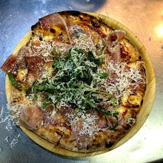 生ハムとルッコラのピザ