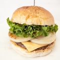 料理メニュー写真&nbsp;チェダーチーズビーフバーガー