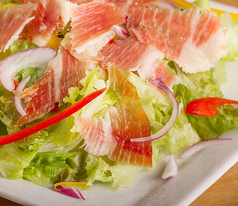生ハムとチーズのグリーンサラダ