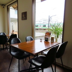 ご家族でのお食事はもちろん、ご友人との集まりや少人数のご宴会にも最適です。ご希望に応じて席のレイアウト変更も可能ですので、お気軽にご相談ください。