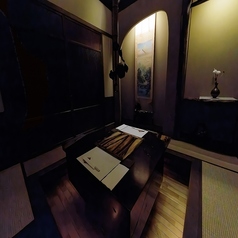 お二階と掘りごたつのお席は個室としてのご利用も可能です。隠れ家的空間でゆったりとした大人の時間をお過ごしください。