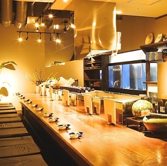【いつもとは違うカウンター席でのお食事を】のんびりできるカウンター席はおひとり様やデートにも大人気です。目の前で調理を見ながらのお食事をおたのしみいただけます！お一人様でもお気軽にご来店いただけるお店です。ゆったり日本酒と鮮魚を堪能してみませんか？この時期にしか味わうことのできない魚を堪能あれ。
