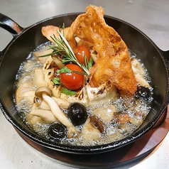 まるごとカマンベールと窯焼きトマトのアヒージョ(バゲットつき)