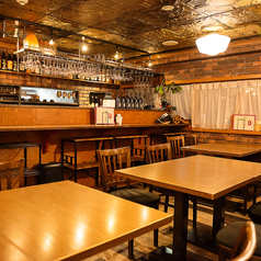 【テーブル:2~5人掛け10席】Bistro ROSYは、女子会・デート・パーティなどにもオススメ。お誕生日祝いなど晴れの席として、あるいは懐かしいご友人や恩師との語らいの場としてもご利用いただけます。