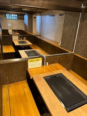 鉄板付きのテーブルを4名様掛けで6卓ご用意しております◎自慢の料理を熱々の状態でご堪能いただけますので、お食事をゆっくりとお楽しみください♪少人数でのご利用や、ご家族でのお食事、会社仲間との宴会などどんなシーンにもオススメのお席となっております！皆様でのご来店を心よりお待ちしております◎