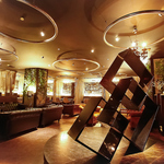 【シャンデリア煌めく空間です!!】ワイン、シャンパン、カクテル充実☆ちょっとゴージャスな気持ち♪