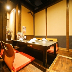 【4名様向け完全個室】雰囲気も自慢の個室！女子会、男子会、会社飲み会、お友達同士や、ご家族にも◎人数に合わせてお席にご案内いたします。様々なシーンに最適な旬の食材を使用した飲み放題付の宴会コースも各種ご用意しています。また単品でのアラカルト用の飲み放題プランも併せてご利用くださいませ。