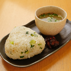 鶏つくねチーズ丼(鶏スープ お漬物)/出汁ねぎおにぎり(鶏スープ お漬物)