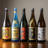 【うどん出汁と美酒のペアリング】美味しい料理には美味しいお酒が欠かせません。当店では、定番のビールはもちろん、全国各地から厳選した日本酒や焼酎をバリエーション豊かに取り揃えております。キリッとした辛口からフルーティーな一杯まで。こだわりのイリコ出汁が効いたおつまみとの極上の相性をご堪能あれ。