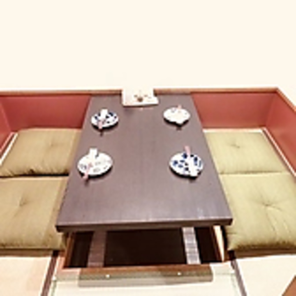 4名までの半個室の席にも掘りごたつがありますので、夜のデートや会社での接待にも便利に使えます！