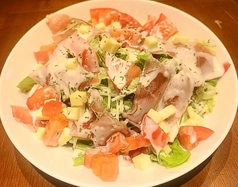 生ハムとチーズのシーザーサラダ