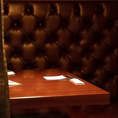 落ち着いた2人だけの空間で焼酎を楽しむゆったりとしたソファーのカップルシート個室です。