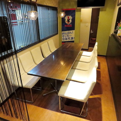 4名様テーブルが2卓ございます。机を繋げると12名様までご利用頂けます！宴会なども大歓迎◎デートや女子会、少人数での飲み会などシーンに合わせてご利用ください♪