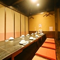 【10～12名様向け完全個室】大人数でまったり！掘りごたつタイプのお席は足をおろしてゆったりおくつろぎ頂けます！お得な飲み放題付宴会コースはリーズナブルなコースから豪華内容のコースまで様々なシーンに合わせて豊富にご用意しております。各種ご宴会に◎ご予約・ご相談もお気軽にお問い合わせくださいませ。