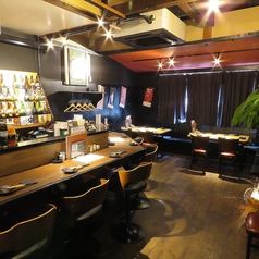 【お洒落なL字型カウンターで特別な時間を】おひとり様も大歓迎です！珍しいL字型のカウンター席では店長との楽しい会話を楽しみながら、ゆったりとした時間を過ごすことができます♪美味しい料理と共に、リラックスしたひとときをお楽しみください。会社帰りのサク飲みやデート利用におすすめです。