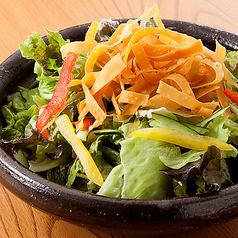お通しサラダ　あら塩＆ペッパードレッシング※サラダおかわり出来ます！〈お一人様につき〉