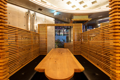 木組みの風合いを活かした贅沢な空間の６名半個室。