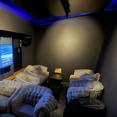 【3階】4～6名でご友人たちとのシーシャやお食事をお楽しみいただけます。カラオケ設備あり！