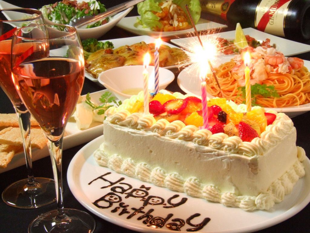 サプライズケーキもクーポンでお得☆カフェエリアであれば1000円相当無料♪3000円で大きなケーキに！