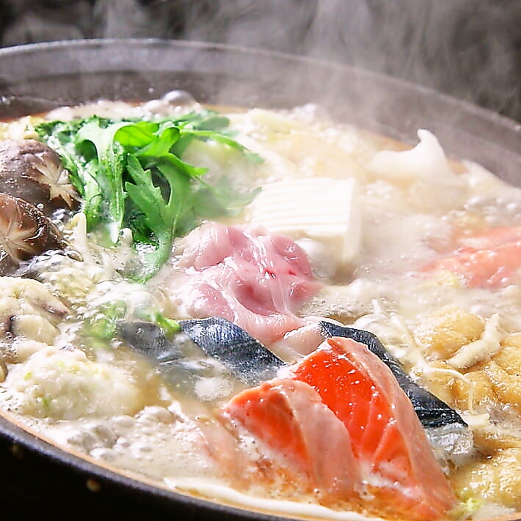 【極上だし！海鮮寄せ鍋コース (8品)】3900円　こだわりの素材をふんだんに使った味わい深いお鍋！